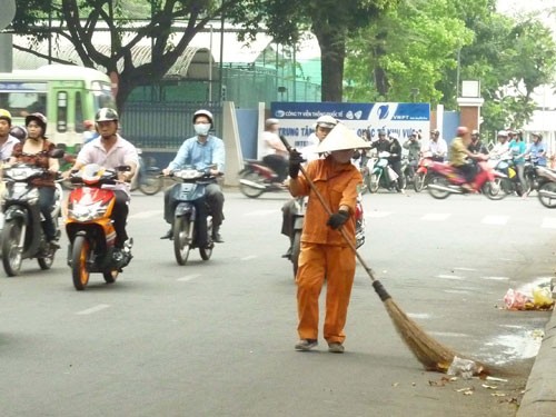 Hanoians ahead of the New Year’s Eve  - ảnh 8